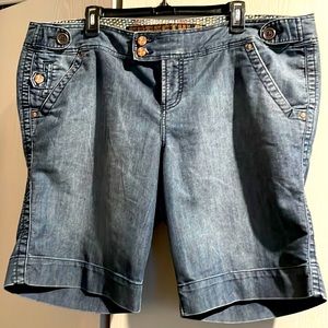 Freestyle Revolution Jean shorts. With guitar on the buttons!! Size 20 $16